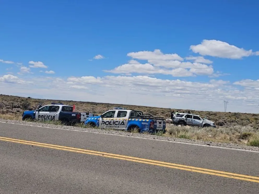Fatal vuelco a la altura de Piedra del Águila. Foto gentileza: mejorinformado.com