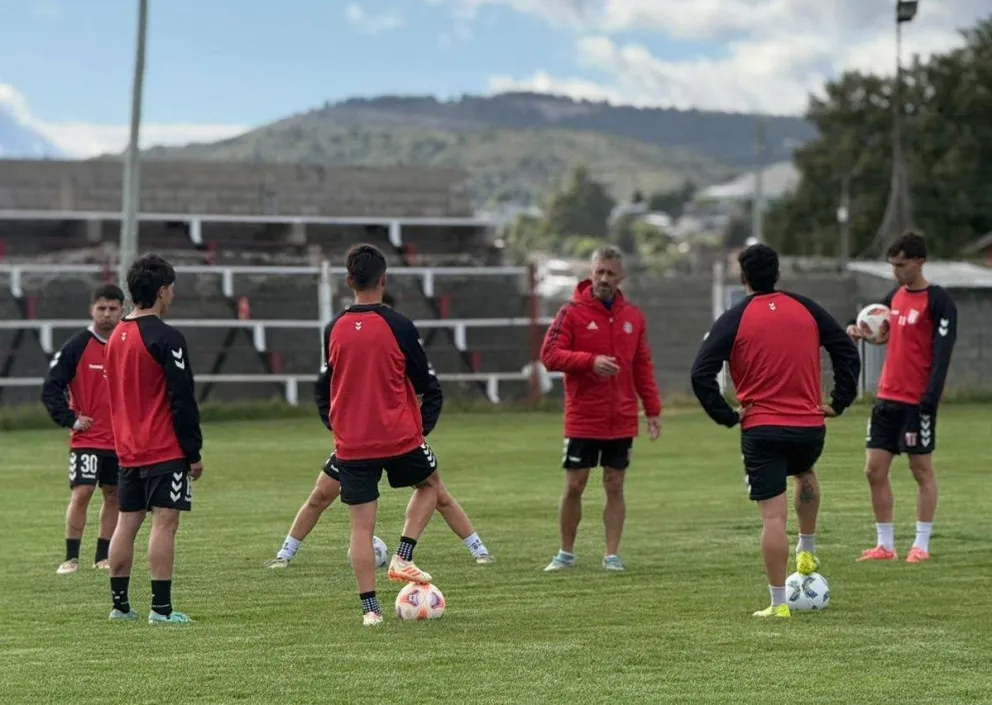 El técnico Canavari dando indicaciones en el "Tarrini". Foto: prensa Estudiantes Unidos.