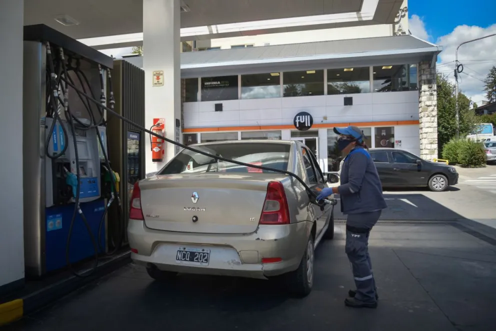 Nuevo impacto en los presupuestos familiares: la nafta más cara desde hoy. Foto ilustrativa: Marcelo Martínez