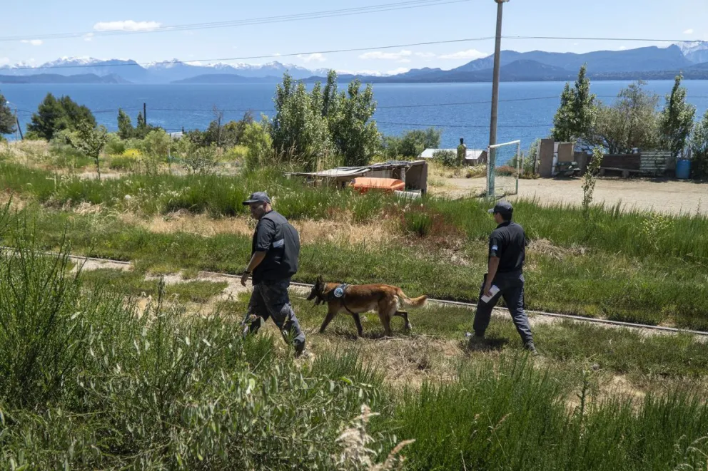 En las últimas horas se sumó una comitiva de Gral. Roca para continuar con la búsqueda. Foto: Marcelo Martínez
