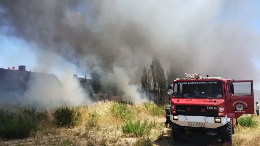 El incendio puso en riesgo las viviendas aledañas. Fotos: ANB / Marcelo Martínez.