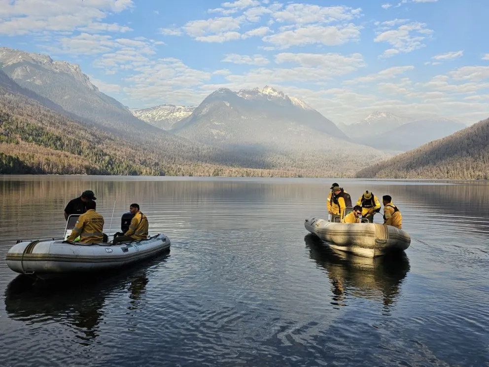 Los brigadistas monitorean el comportamiento del fuego desde la zona del lago Steffen. Foto: Prensa Parques Nacionales.