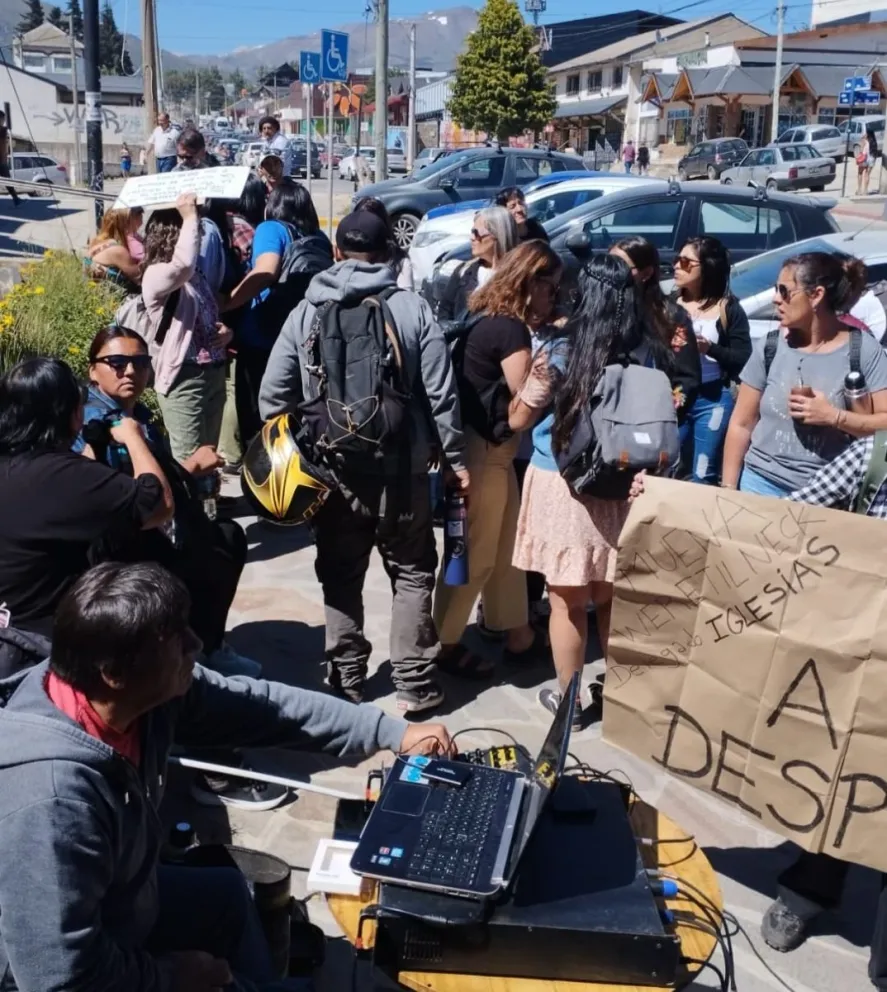Esta mañana, trabajadores estatales se movilizaron hasta el Centro Administrativo.