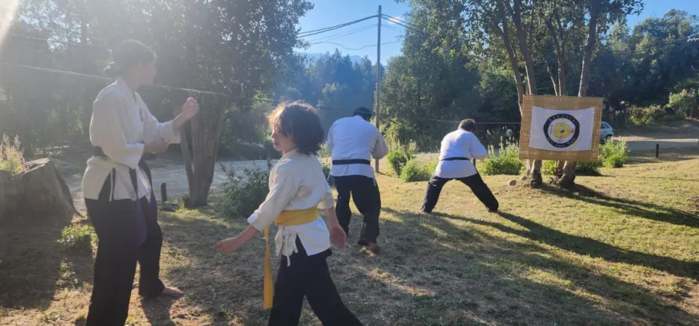 La idea es aprovechar el clima para dar clases en espacios al aire libre de toda la ciudad. Foto: gentileza