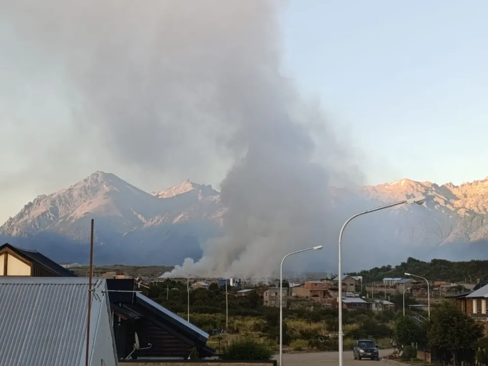 El humo volvió a cubrir las casas de los barrios aledaños. Foto: Gentileza.