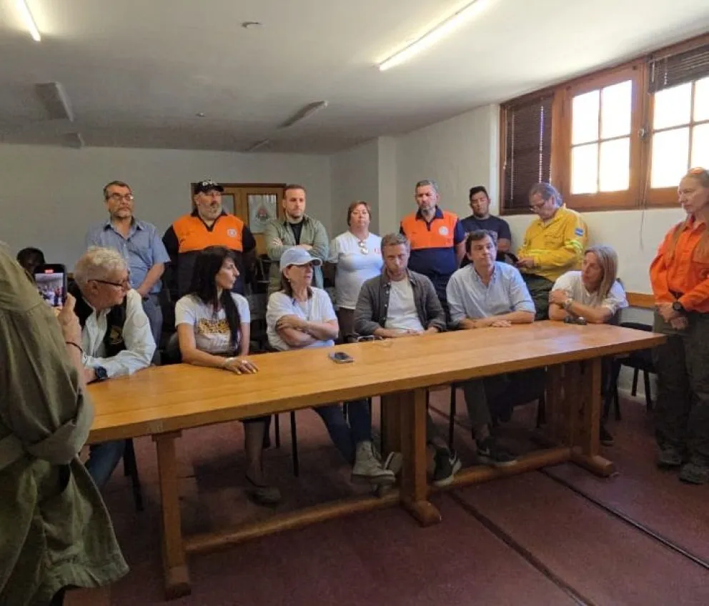 Bullrich, Larsen y Villaverde participaron de una reunión con el equipo técnico que trabaja en el incendio. Foto: Parques Nacionales.