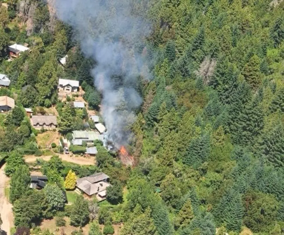El fuego estuvo muy cerca de las viviendas. Foto gentileza