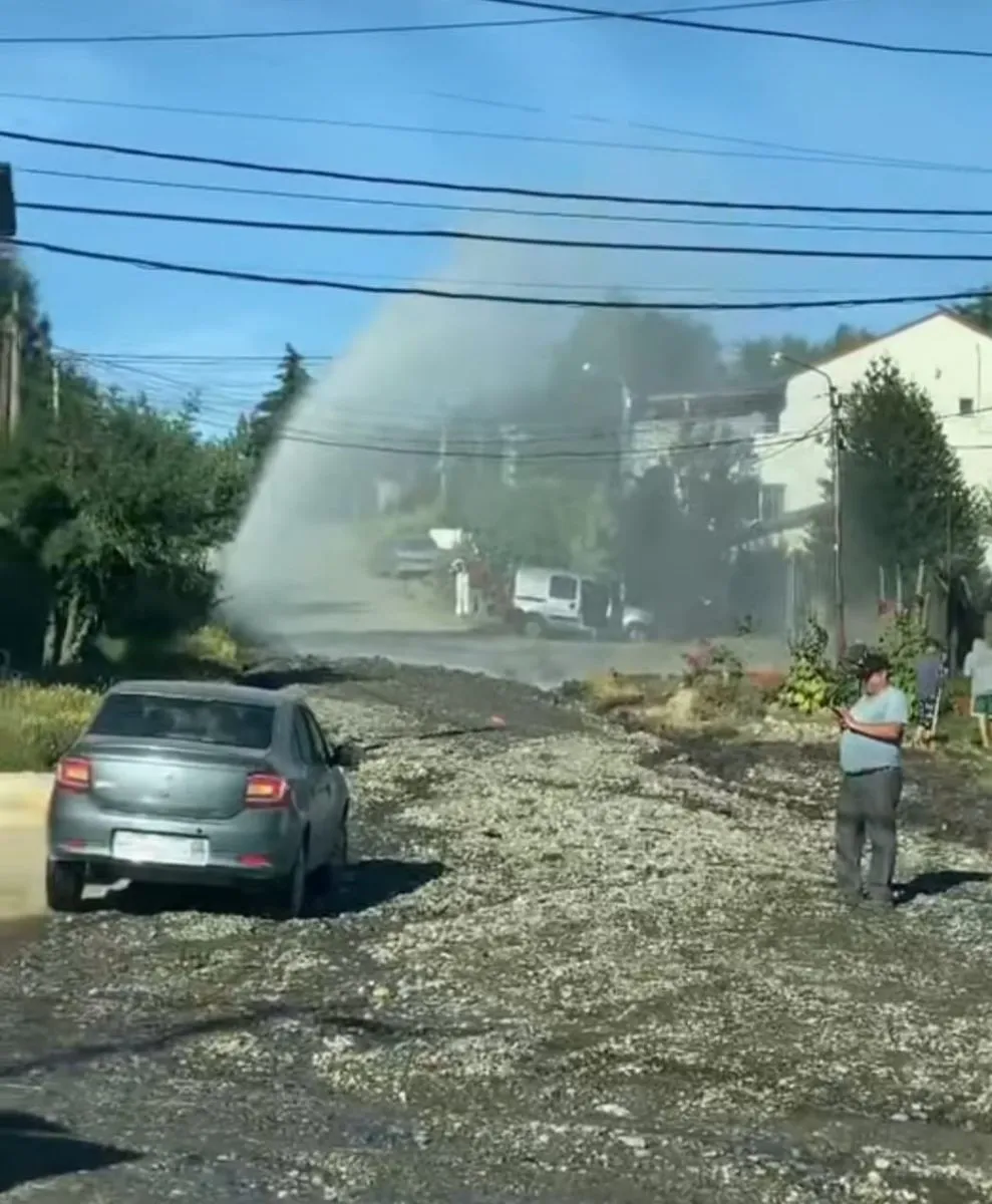 VIDEO: Enorme pérdida de agua en el barrio La Cumbre | ANBariloche