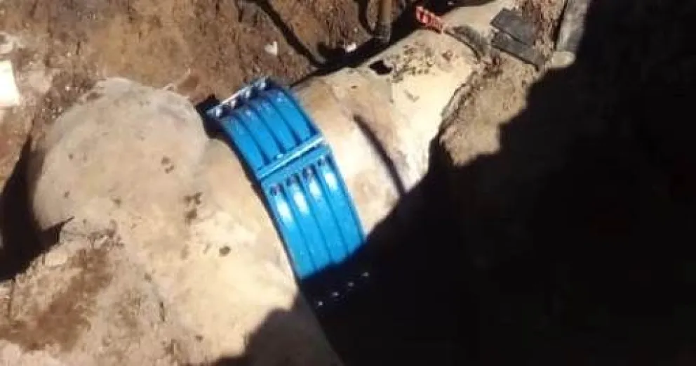 La fuga del acueducto es de PRFV de 450 mm de diámetro, por lo que la presión impide el trabajo inmediato. 