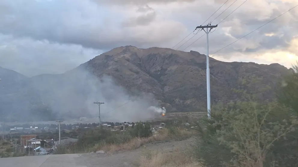 Aún no se requirió la intervención de Bomberos Voluntarios. Las autoridades afirman que el fuego se encuentra alejado de las viviendas.  