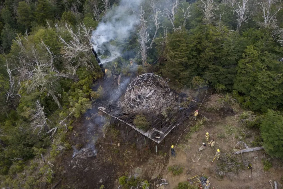 El fuego inició en una estructura ubicada en el cerro Otto.Fotos: Marcelo Martinez. 