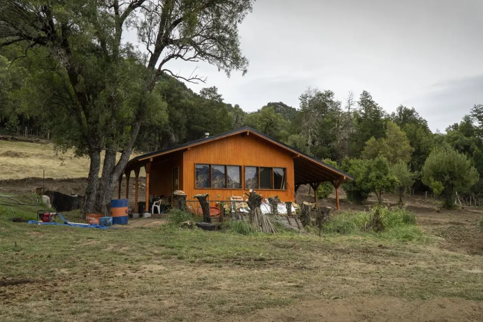 Los pobladores se mantienen informados sobre el estado del incendio. Fotos: Marcelo Martínez.