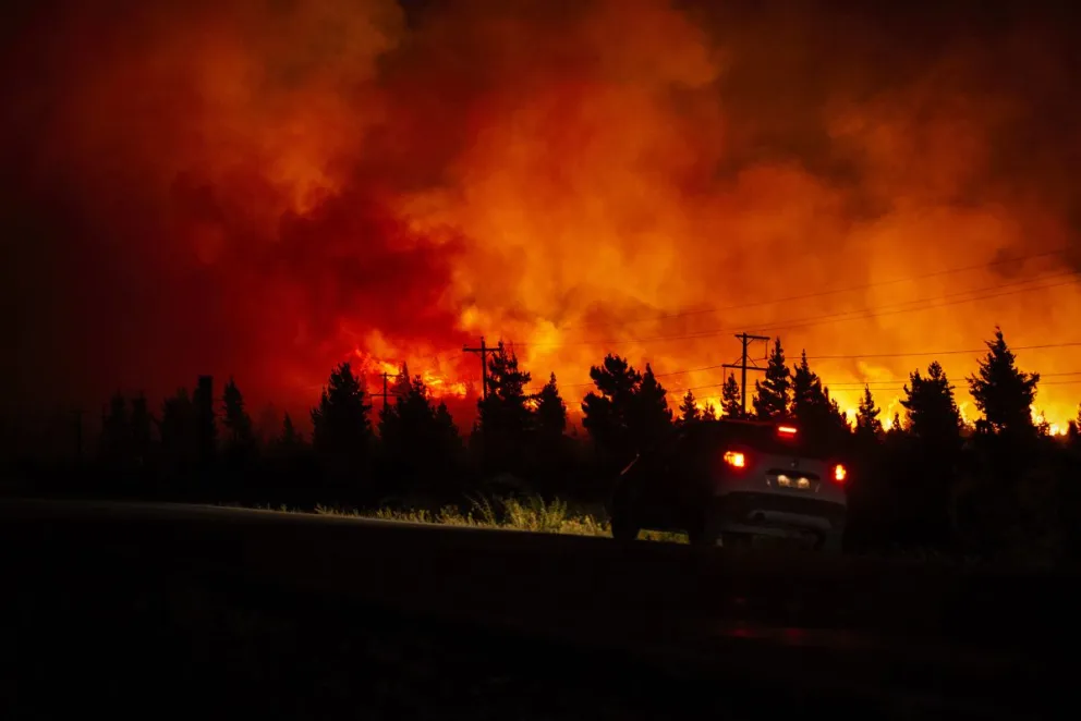 La localidad chubutense permaneció toda la noche iluminada por el fuego del voraz incendio. Foto: Marcelo Martínez.