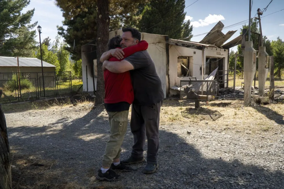Cómo se vive el día después del incendio que afectó a la localidad de Epuyén. Fotos: Marcelo Martínez.