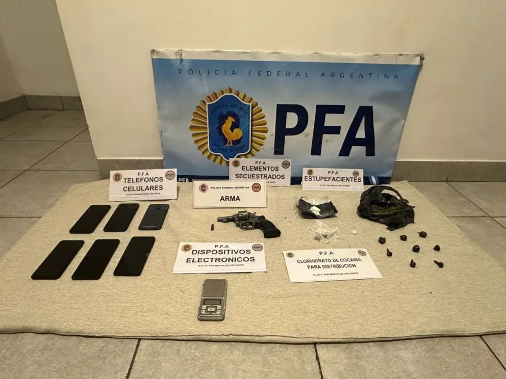 Celulares, droga lista para la distribución, un arma y dinero en efectivo. Foto: gentileza