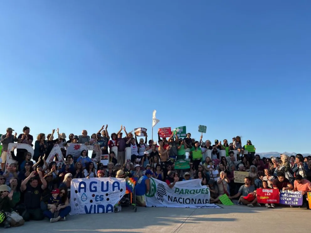 El apoyo de la gente se hizo notar en el abrazo realizado. Foto gentileza