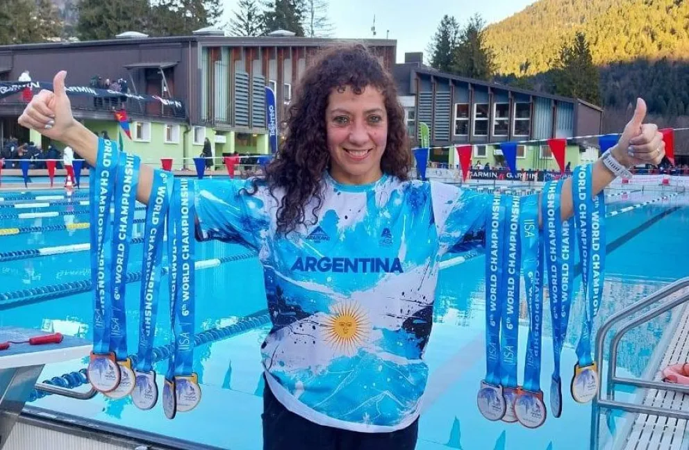 Roxana con sus 10 medallas y la sonrisa a pleno luego de un brillante Mundial. Foto: gentileza.