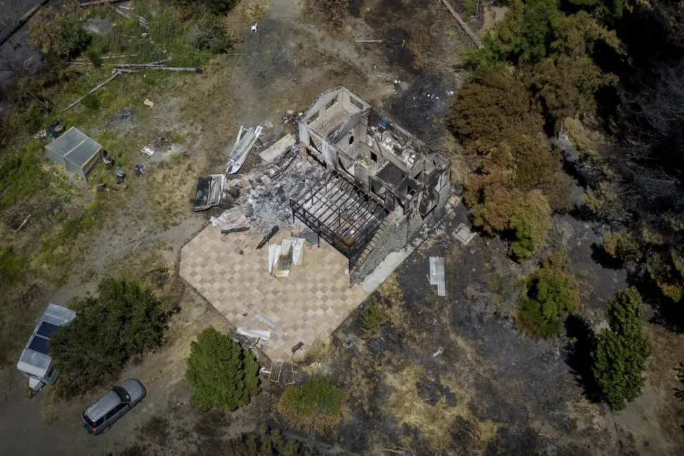 Lograron restablecer el 98% del servicio eléctrico y comenzarán a retirar los escombros de las casas quemadas. Fotos: Marcelo Martínez.