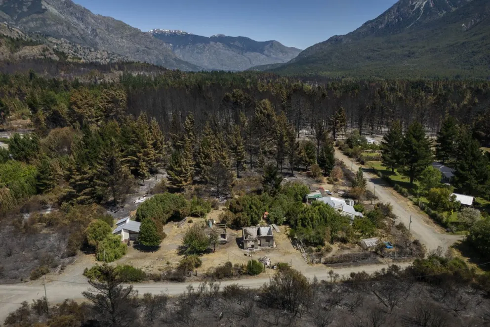El incendio en Epuyé consumió más de 3 mil hectáreas de bosque nativo. Foto: Marcelo Martínez.
