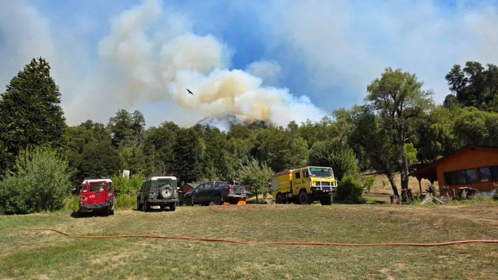 El incendio se acercó a una vivienda y generó gran preocupación. Fotos: Parque Nacional Nahuel Huapi.