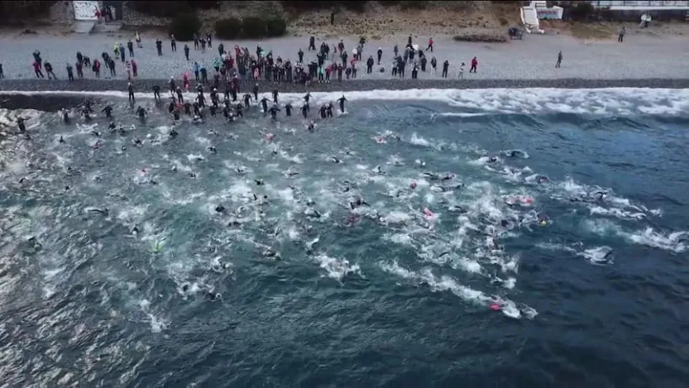 La historia, el domingo, arrancará con los 1.500 metros de natación, buscando Playa Bonita. Foto: archivo.