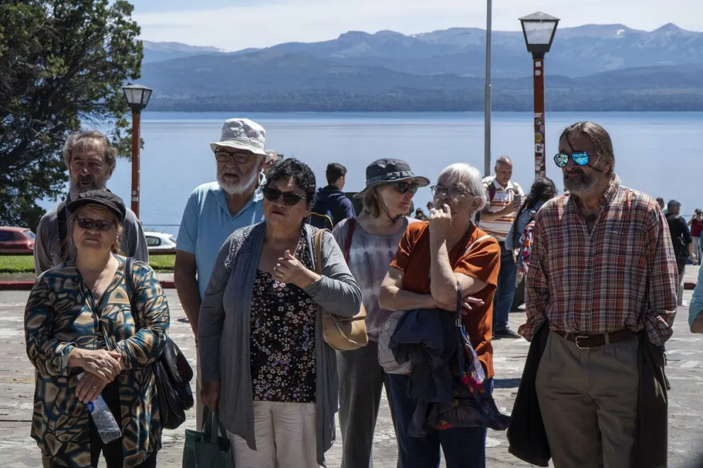 Volvieron las asambleas de todos los miércoles en el Centro Cívico a las 12. Fotos: Marcelo Martínez.