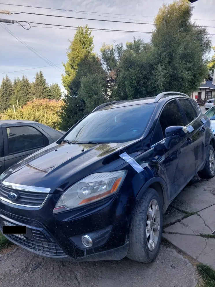 Se identificó una camioneta Ford Kuga como el vehículo utilizado por los autores del robo. 