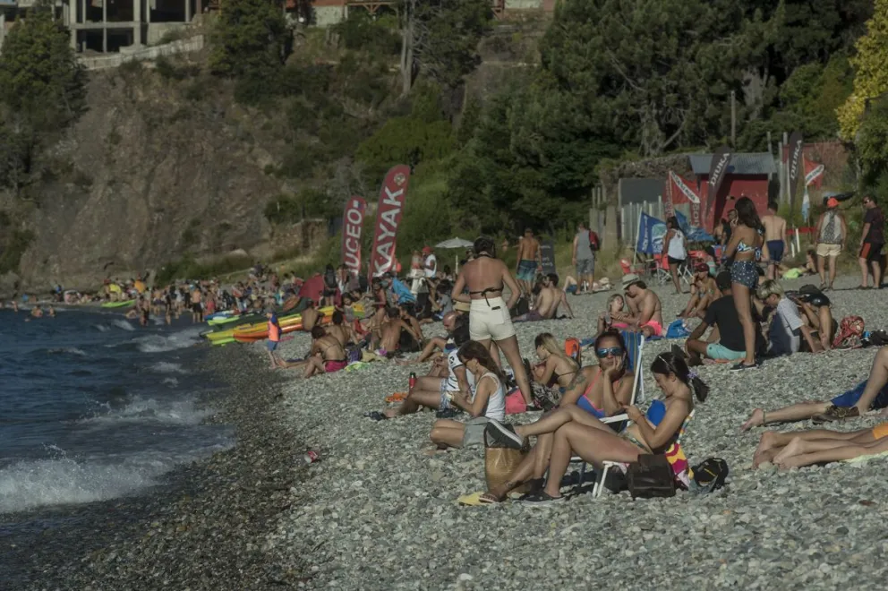 Autoridades recomiendan hidratación permanente y cuidado del suministro de agua ante la fuerte demanda. Foto: Marcelo Martínez.