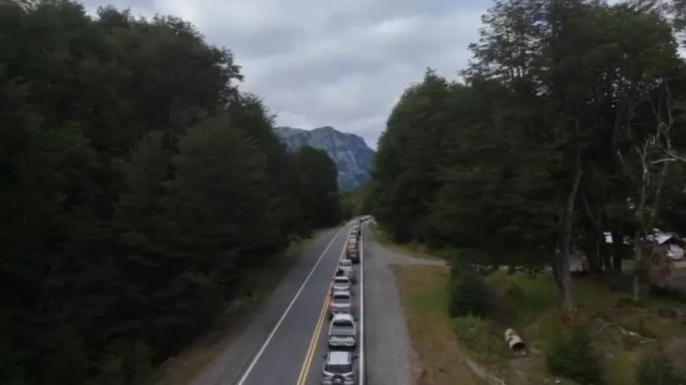 Las filas de vehículos se repiten cada día. Foto: captura de video. 