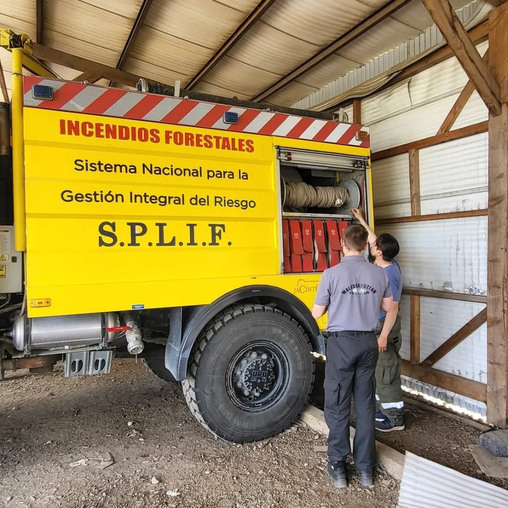 Los bomberos visitaron la central del Splif para aprender sobre la lucha contra incendios forestales. Fotos: gentileza.