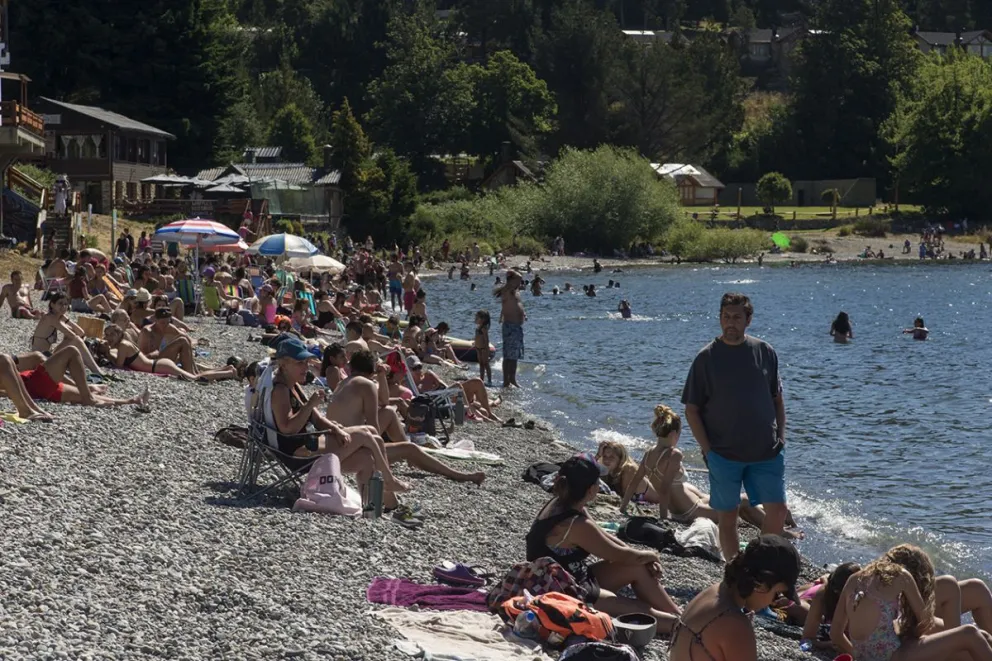 Este domingo, la gente aprovechó el calor para disfrutar de la playa. Foto: Marcelo Martínez.