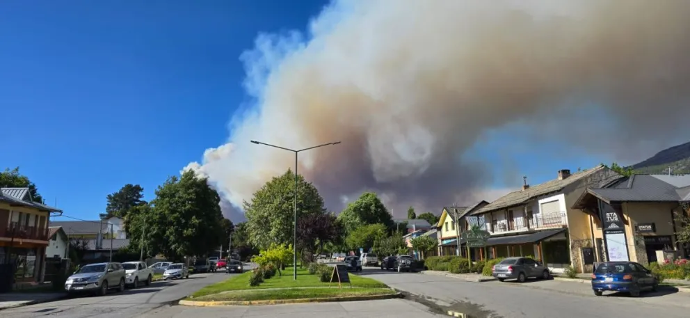 El incendio comenzó alrededor de las 16 horas y cuenta con cuatro focos en distintas partes de la montaña. Foto: Gentileza.