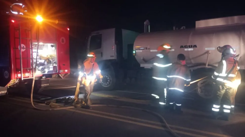 Las tres unidades partieron en horas de la madrugada a la localidad afectada por el fuego. Foto: Bariloche Informa.