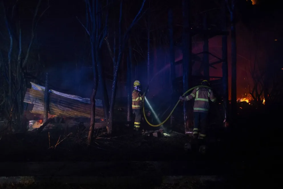 Los brigadistas continúan combatiendo el avance de las llamas sin descanso. Foto: Marcelo Martínez