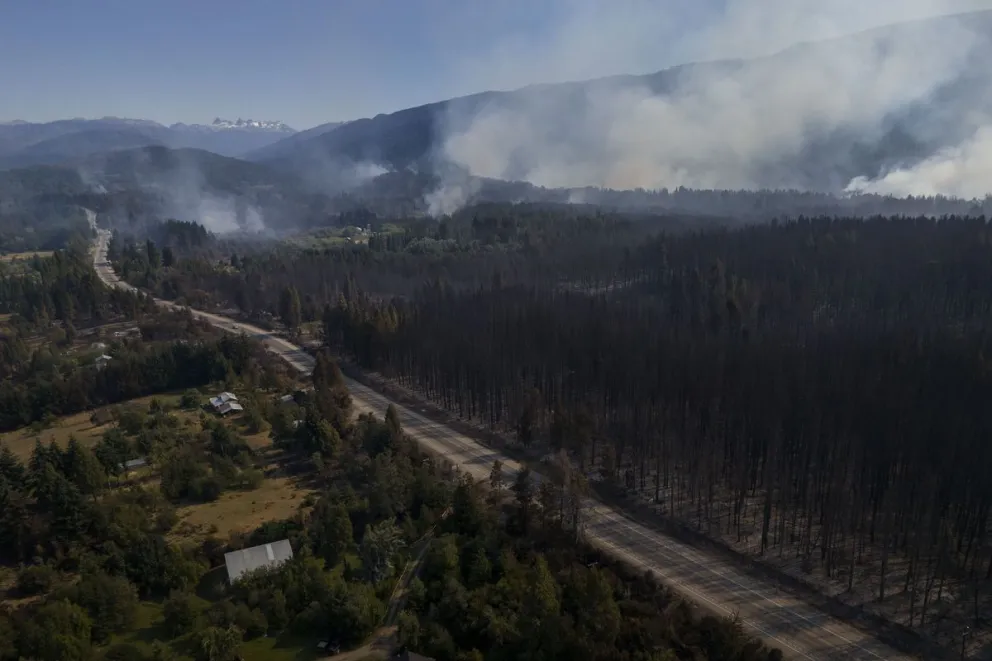 El gobernador anunció que solicitará fondos al Gobierno Nacional para la reconstrucción de la zona arrasada por el fuego. Foto: Marcelo Martínez.