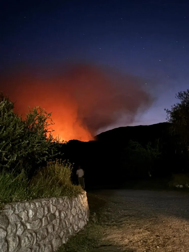 Una vista nocturna del foco activo desde cerro Alcorta. Foto: ANB.