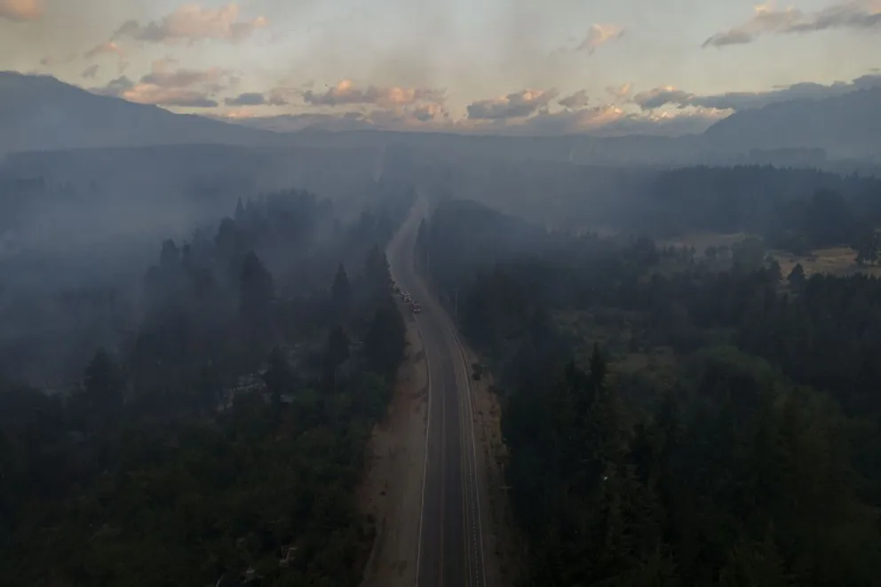 Un caso similar ocurrió en la zona de inicio del incendio en Epuyén, donde encontraron vidrio y restos de retardante. Foto: Marcelo Martínez.