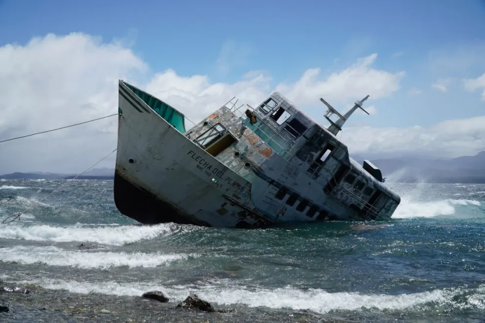La embarcación se volvió a hundir un día después de su traslado. Foto: Marcelo Martínez.