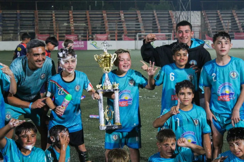 San Esteban, sus chicos y toda la alegría en Roca. Fotos: Adrián Hernández.