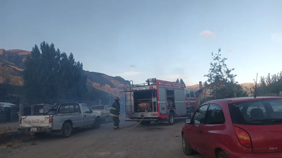 El incendio puso en riesgo a varias viviendas. Fotos: gentileza.