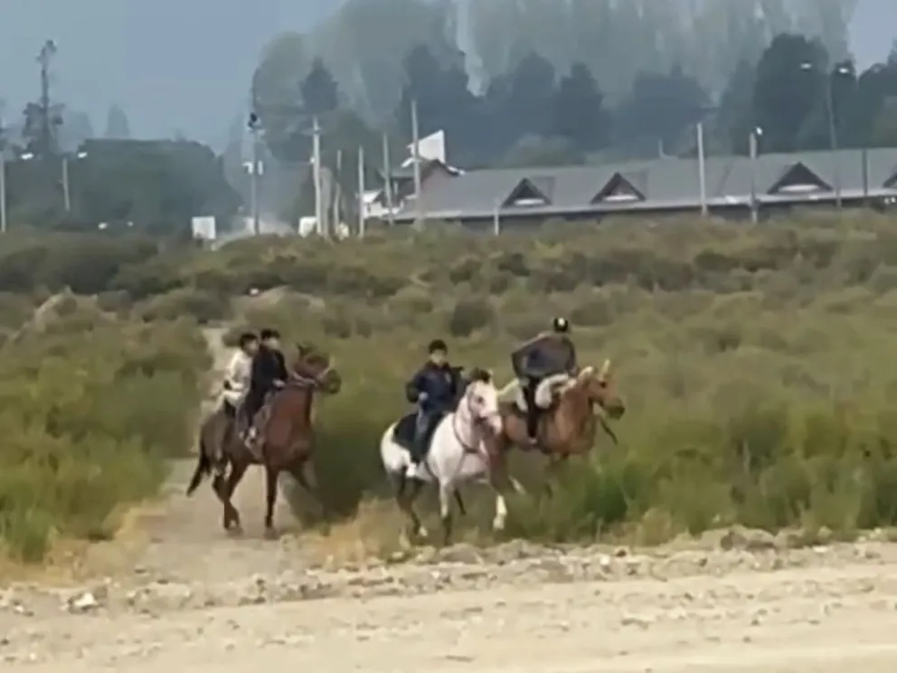 El hecho ocurrió este lunes en la pista de aterrizaje de El Bolsón. Foto: captura de video.