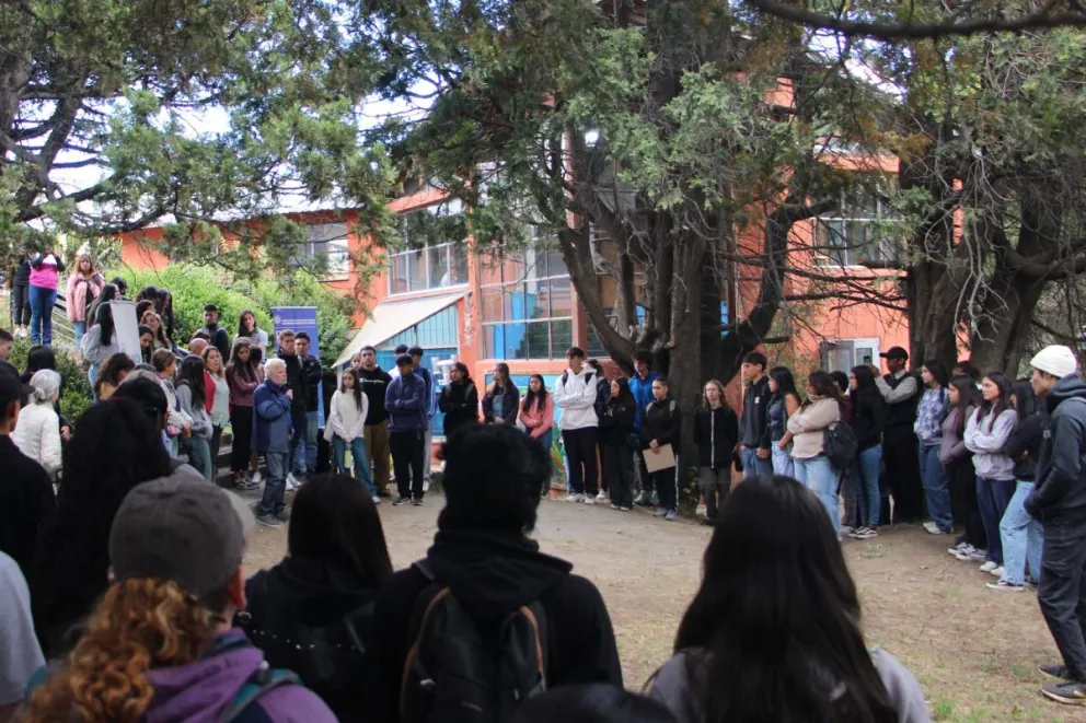 El decano Marcelo Alonso recibió a los ingresantes del ciclo lectivo 2025. Foto gentileza.
