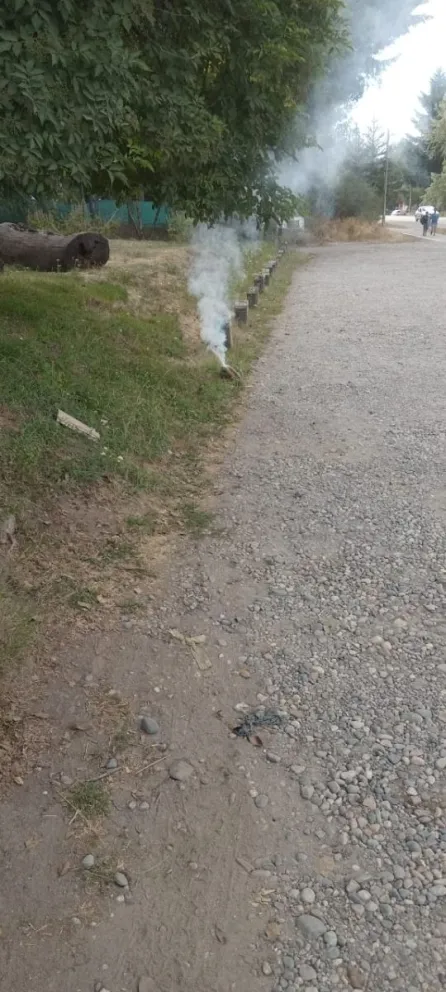 Las autoridades que habrían utilizado un líquido iniciador por la forma en que quedó manchado el suelo. Fotos: Gentileza ANB.