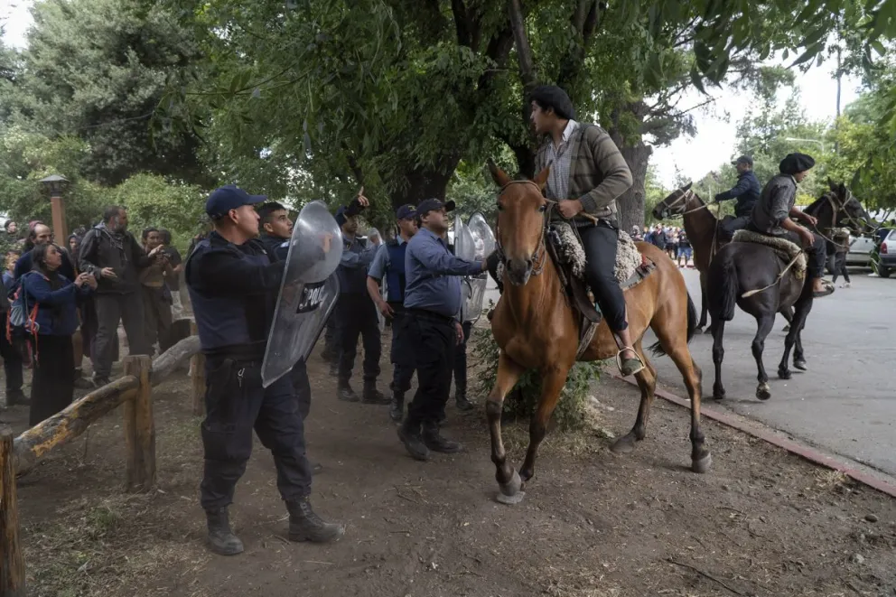 Los enfrentamientos en El Bolsón ocurrieron luego de confirmar las detenciones. Foto: Marcelo Martínez