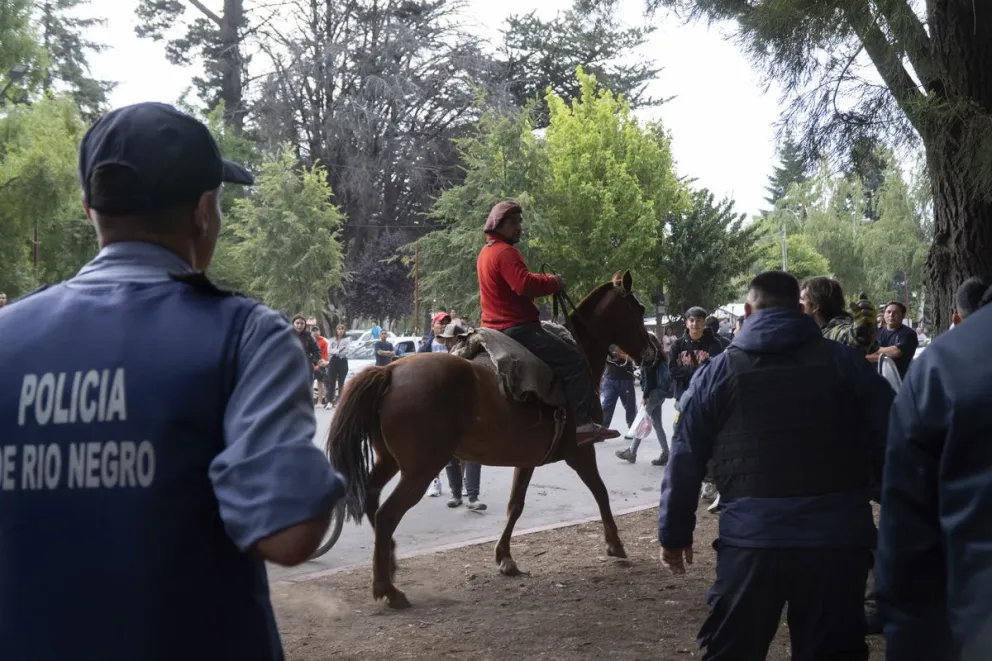 Durante la noche del miércoles se viralizaron en redes sociales, videos e imágenes de los agresores a caballo. Foto: Marcelo Martínez.