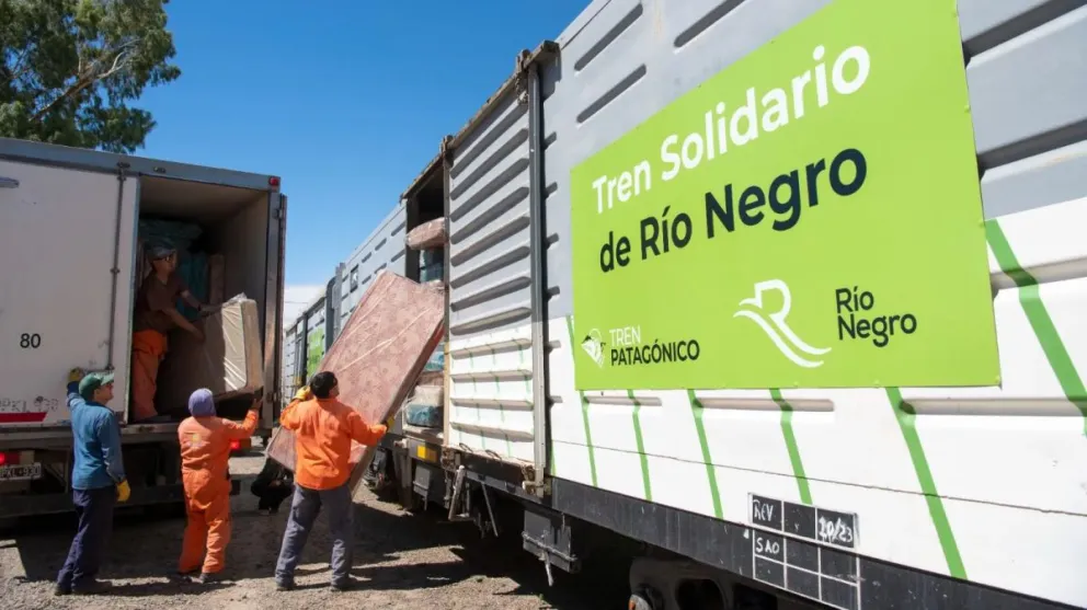 Este miércoles partió la formación hacia Bariloche cargada de donaciones. Foto: gobierno de Río Negro.