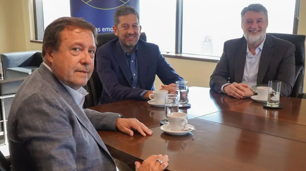 Hubo una reunión entre el gobernador y los vicepresidentes de la entidad bancaria. Foto: Gobierno de Río Negro.