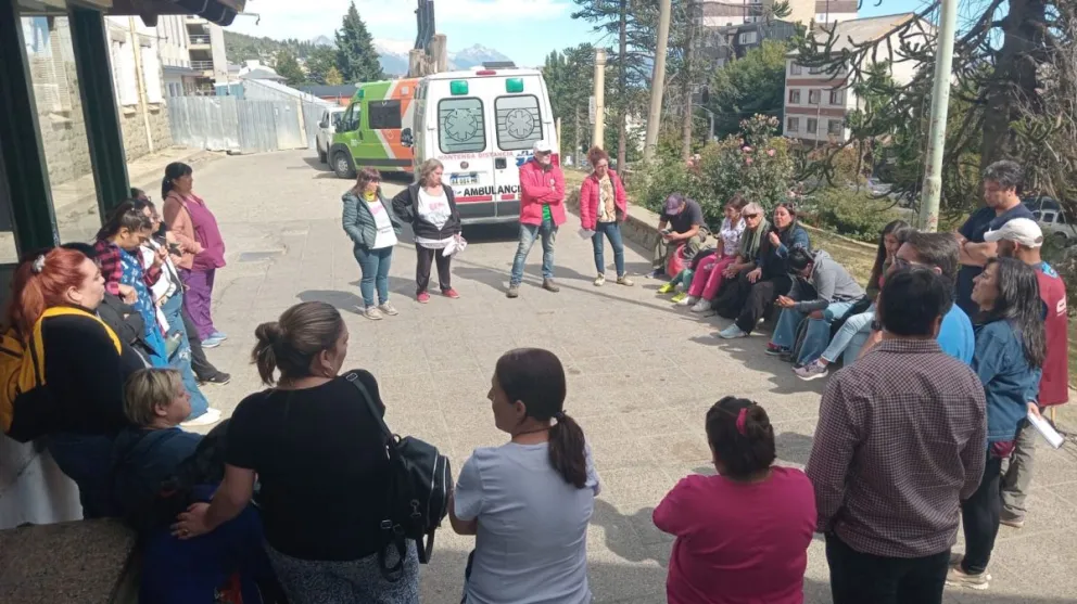 La asamblea definió movilizar el lunes 10 a las 12 horas, desde Onelli y Moreno hasta el Centro Cívico. Foto: ANB.