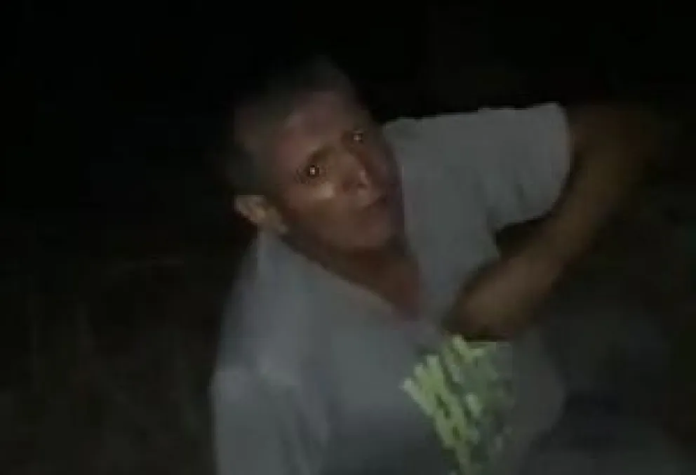 El hombre al momento de ser encontrado prendiendo fuego. Foto: captura de video @weretilneck