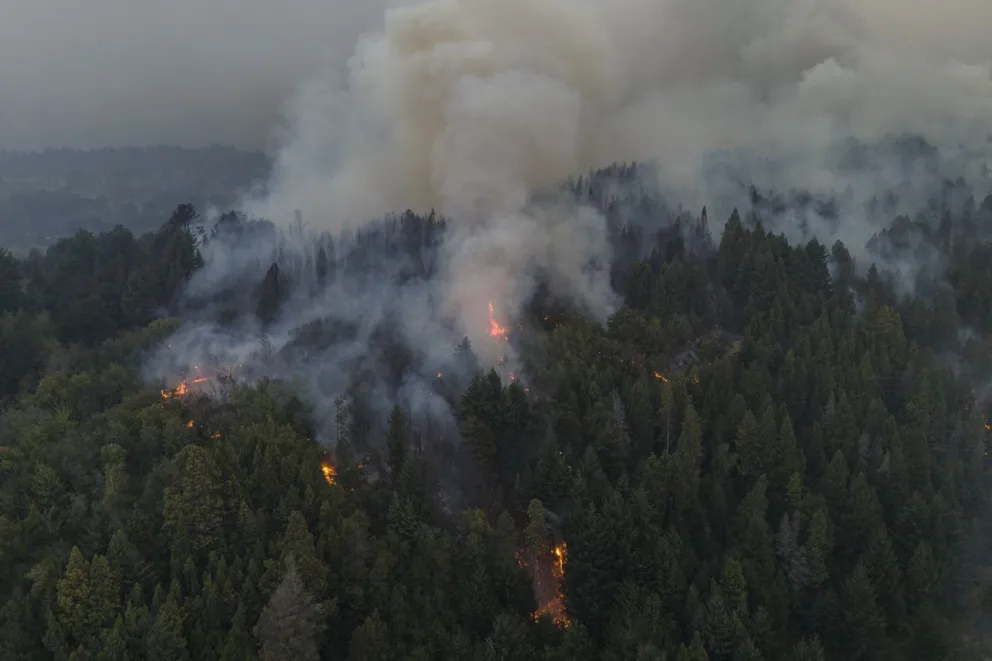 El incendio se mantiene activo en la parte alta de la montaña. Foto: Marcelo Martínez